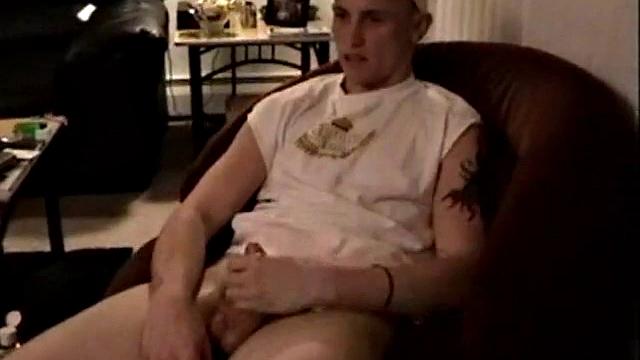 Маршалл впервые пробует мужской минет и сдается страсти.