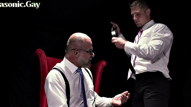 mason связывает и порет мужика в масле, потом дрочит ему