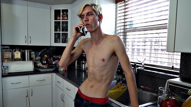 строгий сосед жёстко унимает дерзкого блондина