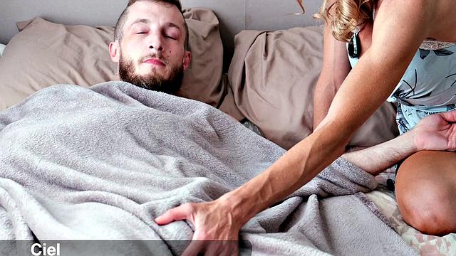 зрелая соседка в роли медсестры устраивает страстное лечение