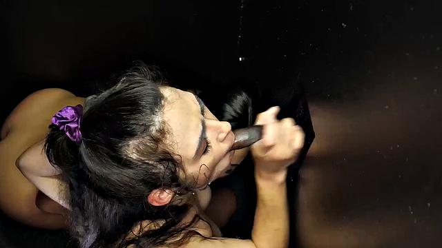 смотри, как Черри Кисс отсасывает хуй в глори холле