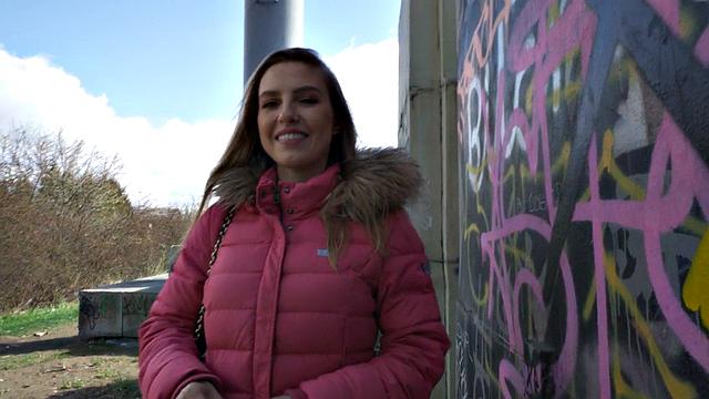 волосатая любительница трахается за деньги