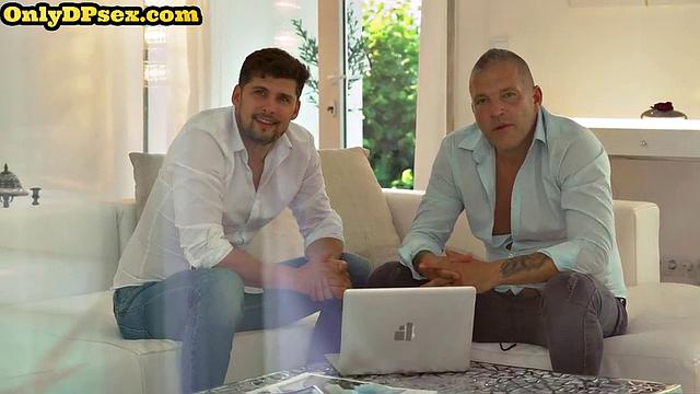 брюнетка получает двойное проникновение в тройничке у бассейна