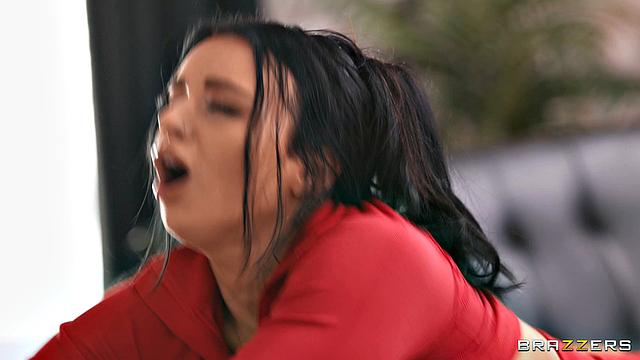 пэйтон ловит алекса на нюхе сиденья и жарко трахается с ним