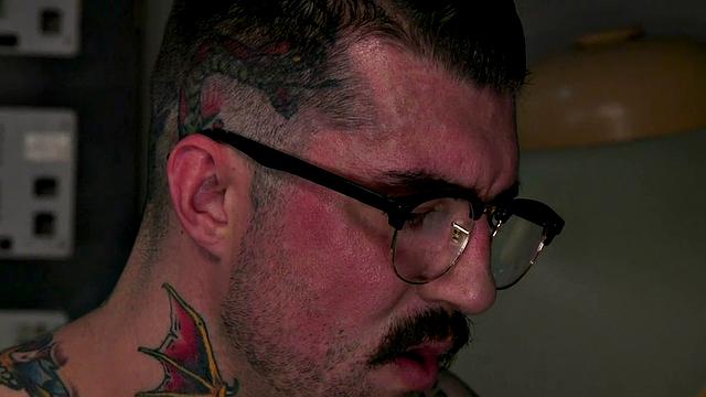 Врач не стесняется: глубоко пихает татуированной трансе и щедро кончает внутрь