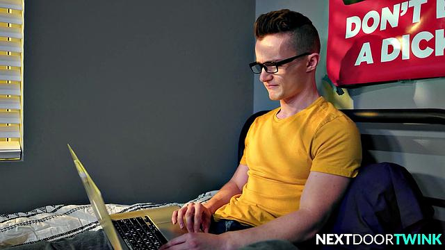 Aspiring Cutiepie Twink Rammed By Roommie - NextDoorTwink