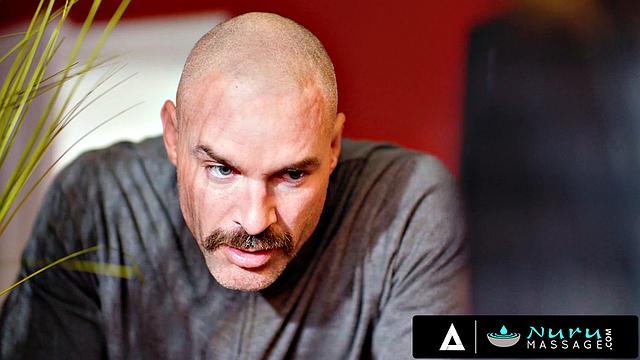 Массажистка затащила пару на масляную оргию втроём - Чарльз Дера, Шина Райдер и Мелисса Страттон наслаждаются телами друг друга в nuru-сеансе.