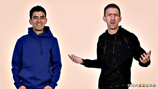 рыжая трахается с двумя мужиками на диване