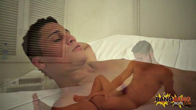 мускулистый латинский парень дрочит свой член один