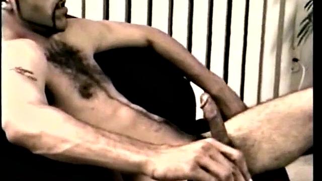 энрике дрочит свой член на камеру