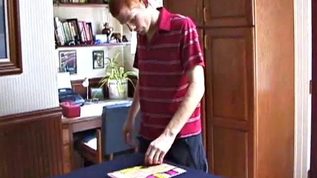 Рыжий Тристиан устраивает сольный концерт рукой и шутит над финалом.