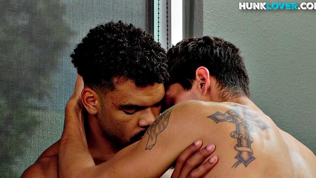 Black hunk barebacks colleague in 3way till cumshot