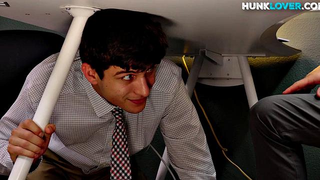 Black hunk barebacks colleague in 3way till cumshot