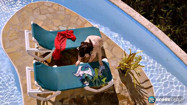 Рыжая с формами в бикини отвлекает всех у бассейна