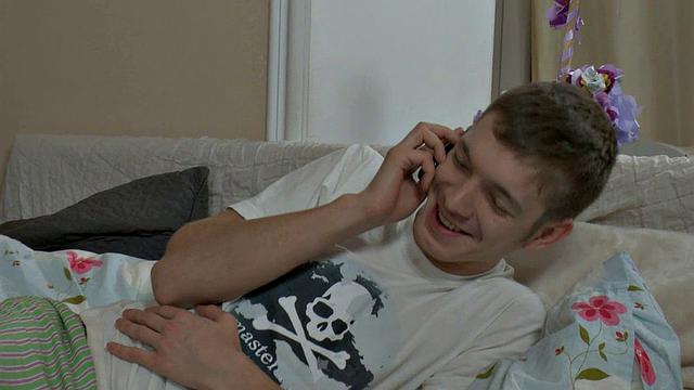 фрея заботится о парне и получает сочный анал с кремпайем