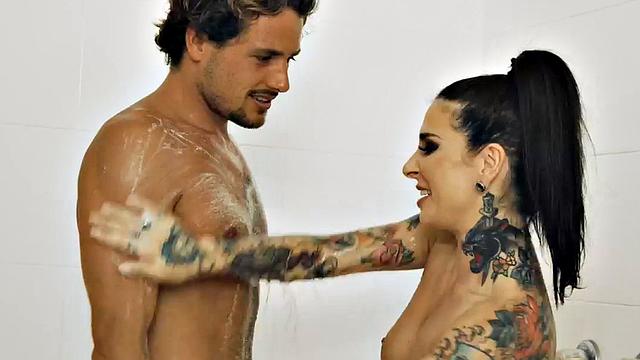 татуированная массажистка глубоко сосёт и даёт в догги