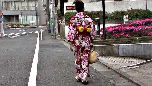 Nozomi Hazuki does japanese blow jobs and gets creamed