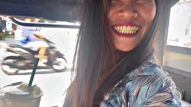 тайская зрелая получает жёсткий секс и глубокий минет