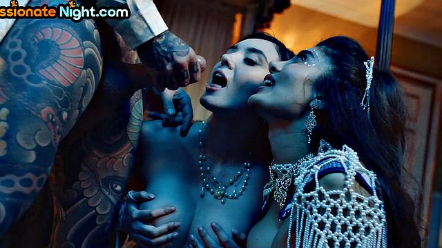 Three-way cocksucking babes drenched after pounding