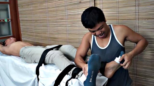 Vahn Tickles Jordan on Rack