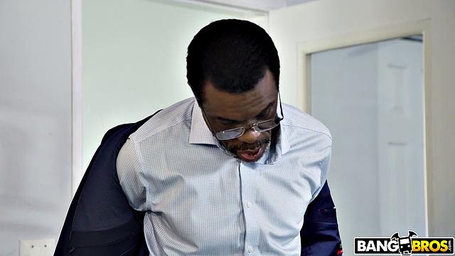 Тори Монтана упросила отчима сделать фотосессию, а в итоге убедила его на горячий трах в ванной с фейлом на лицо - ну, уж кто как умеет!