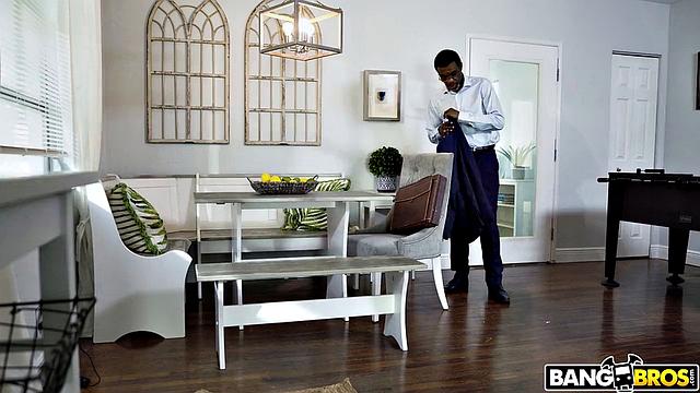 Тори Монтана упросила отчима сделать фотосессию, а в итоге убедила его на горячий трах в ванной с фейлом на лицо - ну, уж кто как умеет!