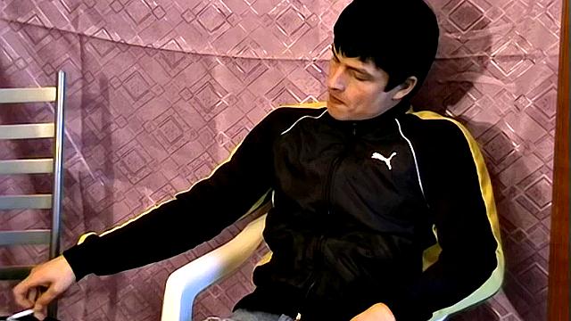 Гас курит и дрочит свой большой член! - Гас кайфует, дрочит и курит!