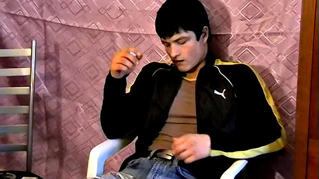 Гас курит и дрочит свой большой член! - Гас кайфует, дрочит и курит!