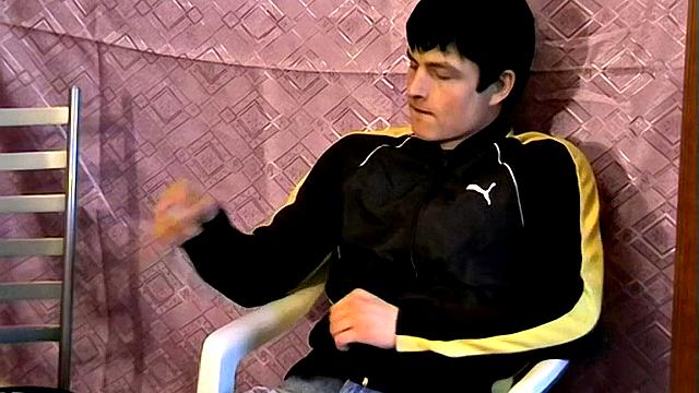 Гас курит и дрочит свой большой член! - Гас кайфует, дрочит и курит!