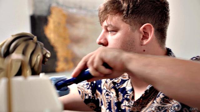 Ариана Ван помогает Майклу справиться с игрушкой и заодно катается на его лице, а попа получает заслуженное внимание - вот что значит latina на выдумки хитрая!