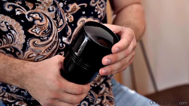 Ариана Ван помогает Майклу справиться с игрушкой и заодно катается на его лице, а попа получает заслуженное внимание - вот что значит latina на выдумки хитрая!