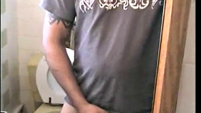 Зрелый Зак сосёт член парню и ловит сперму на лицо