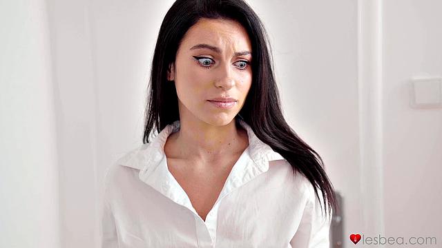 две студентки лижут и трахают друг друга пальцами до оргазма