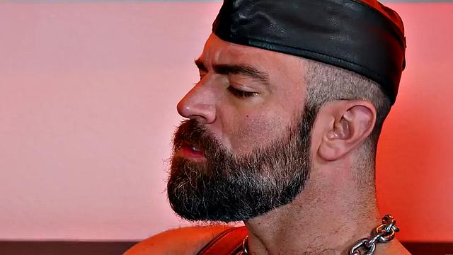 Submissive latex assfisted by hairy muscled hunk