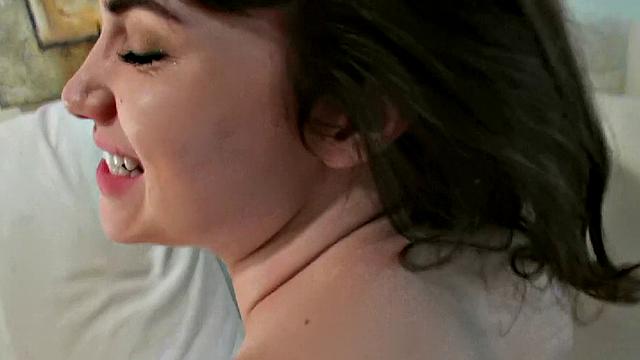 пэрис линкольн показывает трусики и получает жёстко в машине