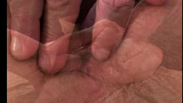 рабочий мужик дрочит и кончает на камеру