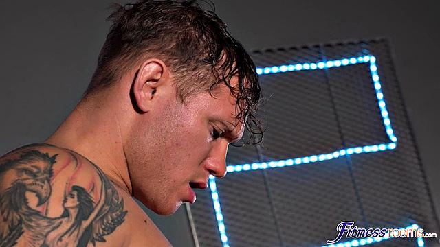 Викки Менаж отсасывает Лиаму Сальваторе после жаркой тренировки и получает мощный трах на полу спортзала.