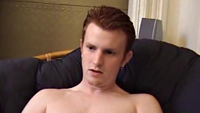 майлс дрочит толстый необрезанный член и кончает себе на живот
