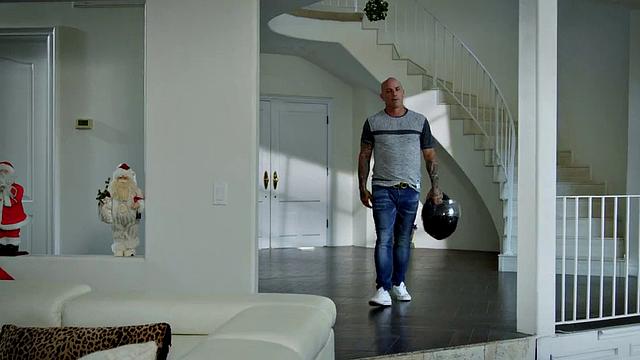 A tattooed nympho Bae get pounded by a white cock in her living room