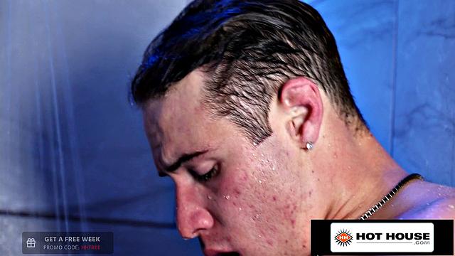 Качок жестко трахает атлета в душевой