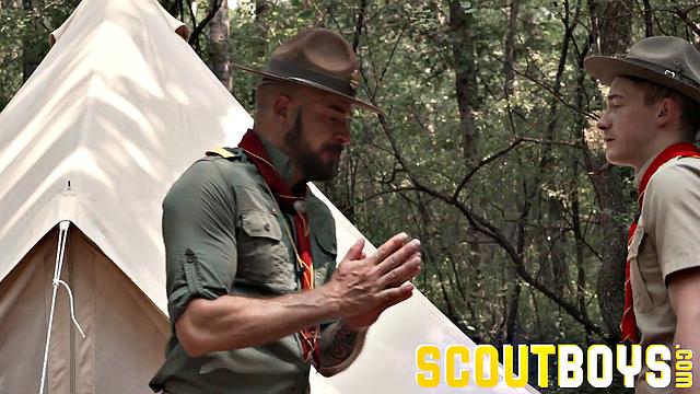 Скаут Коул показал, зачем на самом деле носят форму