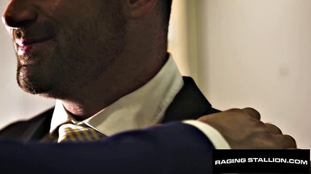 Незнакомец в костюме жёстко трахает мохнатого мишку - Beau Butler и Sir Peter без тормозов