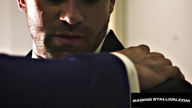 Незнакомец в костюме жёстко трахает мохнатого мишку - Beau Butler и Sir Peter без тормозов