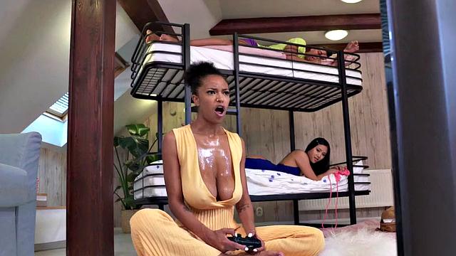 черная грудь и азиатка делят член в хостеле, будто делят последний доширак