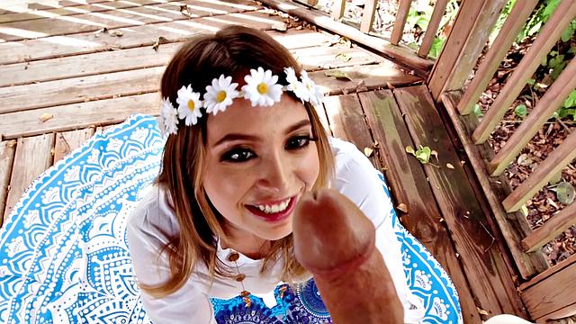 Лысая красотка в блузке скачет на игрушках и кайфует