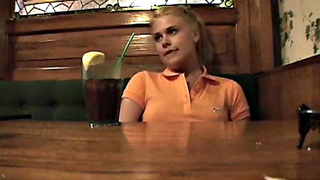 блондинка с брекетами не сдержалась и начала трогать себя при всех