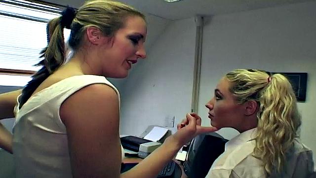 смотри, как взрослая ученица трахаeт учительницу огурцом в попку