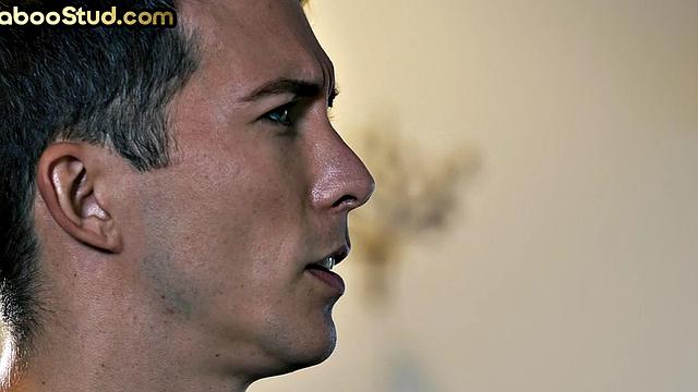 волосатый татушный папик развлекает взрослого пасынка на скучной самоизоляции