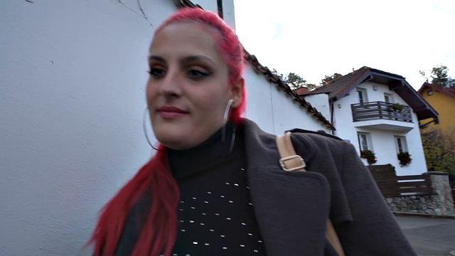 жадная рыжая milf отдаётся на публике в миссионерской