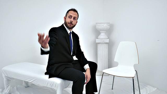 Старейши-мастер утверждает, что он невиновен, но его жадная жопа говорит другое
